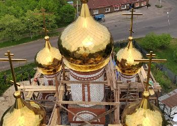 На храме в честь Петра и Февронии в Белогорске установили купола
