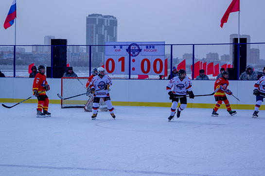 Хоккеисты двух стран показали «жаркую» игру на льду Амура
