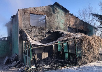 Многодетная семья потеряла дом во время пожара в Приамурье