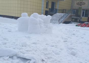 Снежный городок в Константиновке разнесли 11-летние «Гринчи» 