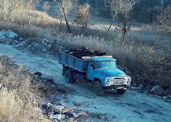 В Приамурье водитель грузовика устроил свалку