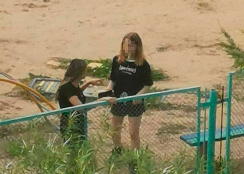 Две девушки в Тынде перелезли через забор и «разворотили» двор детсада