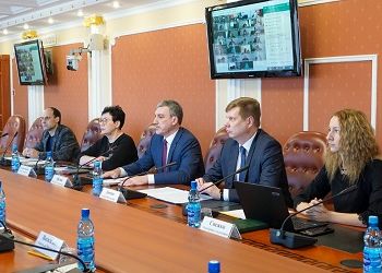 Василий Орлов провел встречу с руководителями фракций областного Заксобрания