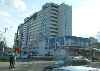 В Благовещенске обновляют фасад гостиницы «Зея»