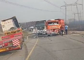 Два человека пострадали при столкновении четырех грузовиков в Приамурье