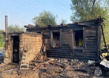 В Свободном сгорел дом многодетной семьи