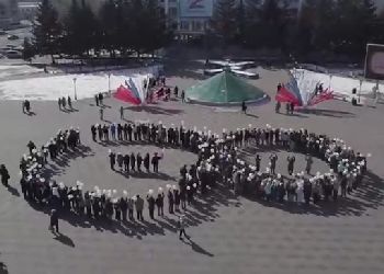 Живую бесконечность создали в Белогорске к годовщине воссоединения Крыма с Россией