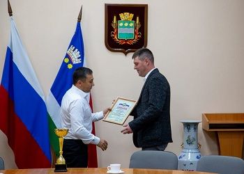 Олег Имамеев наградил лучшего наставника Благовещенска