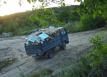 В Приамурье грузовик сбросил строительные отходы на незаконную свалку