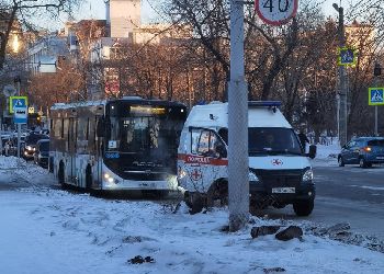 Пассажиру автобуса в Благовещенске потребовалась помощь медиков