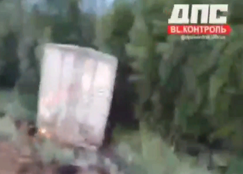 В Амурской области на федеральной трассе столкнулись грузовик и легковушка