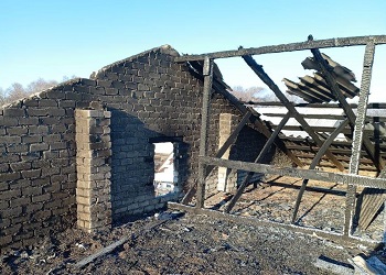 В Приамурье собирают деньги для учителя, чей дом пострадал при пожаре