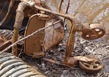 Благовещенцы во время субботника нашли в Чигиринке детскую коляску, шины и бочку