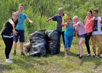 В Зейском районе активисты очистили от мусора берег озера