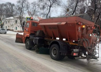 В Благовещенске чистят тротуары на Студенческой и Воронкова