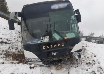 Пассажирский автобус попал в аварию на трассе в Приамурье