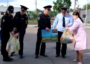 Полицейские приготовили подарки для пациентов детской больницы в Благовещенске
