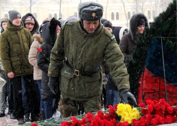 В День защитника Отечества благовещенцы возложили цветы к памятнику амурским воинам