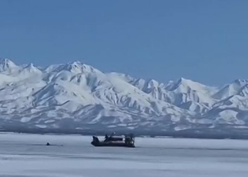 Снегоходчик на Камчатке дожидался помощи, стоя по шею в ледяной воде