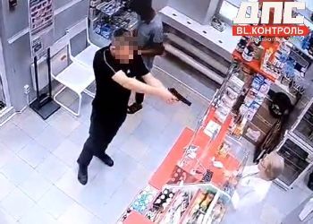 Мужчина с пистолетом вломился в аптеку в Благовещенске
