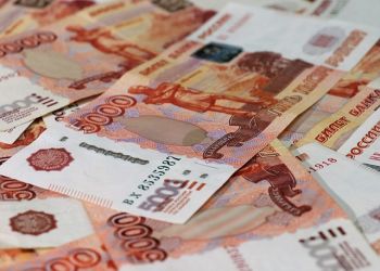 Приставы взыскали с амурчанки более 1,6 миллиона рублей долга 