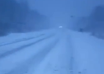 Перегонщиков машин из Приморья удивил октябрьский снег в Амурской области