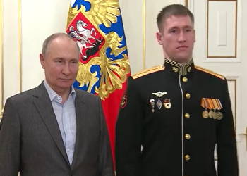 Амурчанин получил табельное оружие на встрече с Владимиром Путиным
