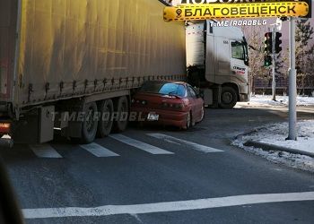 В Благовещенске фура «подмяла» легковушку