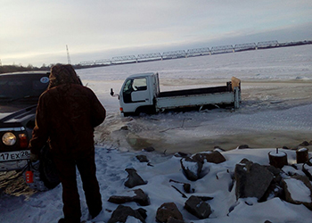 На Зее провалился под лед автомобиль с рыбаком