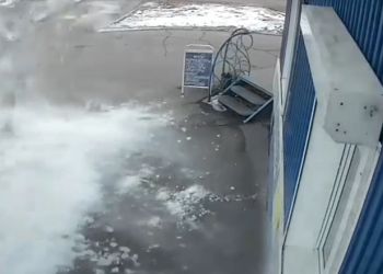 В Райчихинске попал на видео упавший с крыши дома сугроб