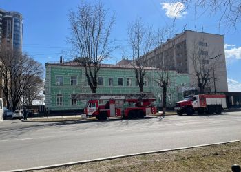 Пожарные машины стянули к гостинице «Юбилейной» в Благовещенске