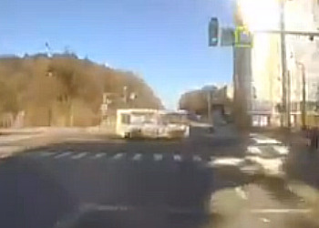 В Благовещенске два автобуса попали на видео, проехав на красный