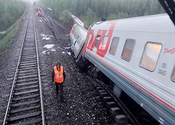В Коми с рельсов сошли девять вагонов пассажирского поезда, погибли люди 