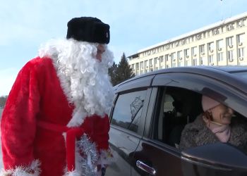 «Инспектор Мороз» поздравил благовещенских водителей с наступающим Новым годом