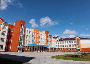 Василий Орлов предложил расширить парковку у новой школы в Благовещенске