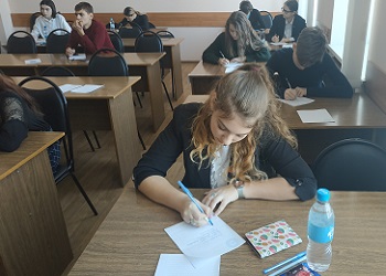 Всероссийские проверочные работы начались в амурских школах