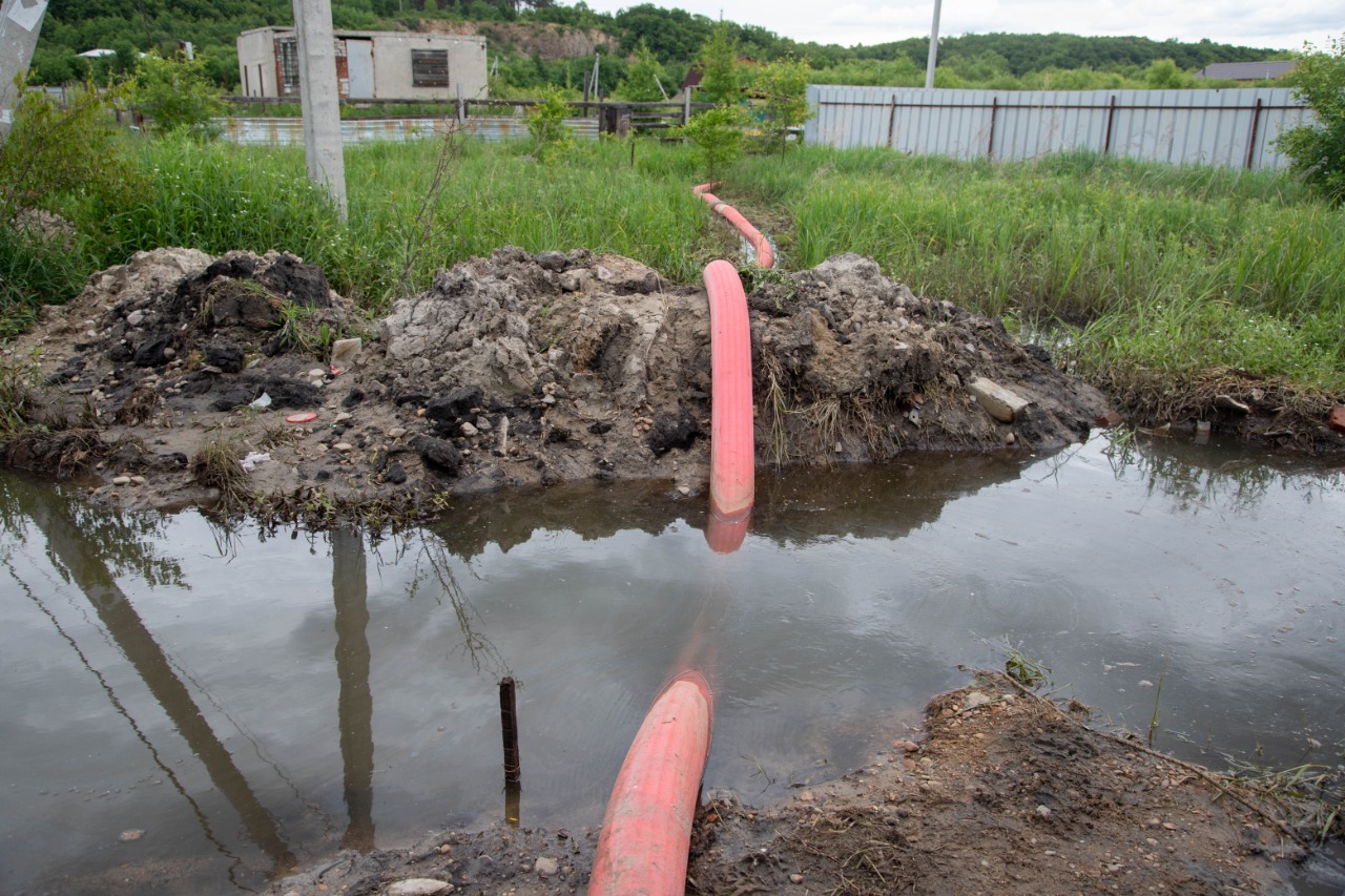 Воду в пригороде Благовещенска круглосуточно откачивают 10 мотопомп