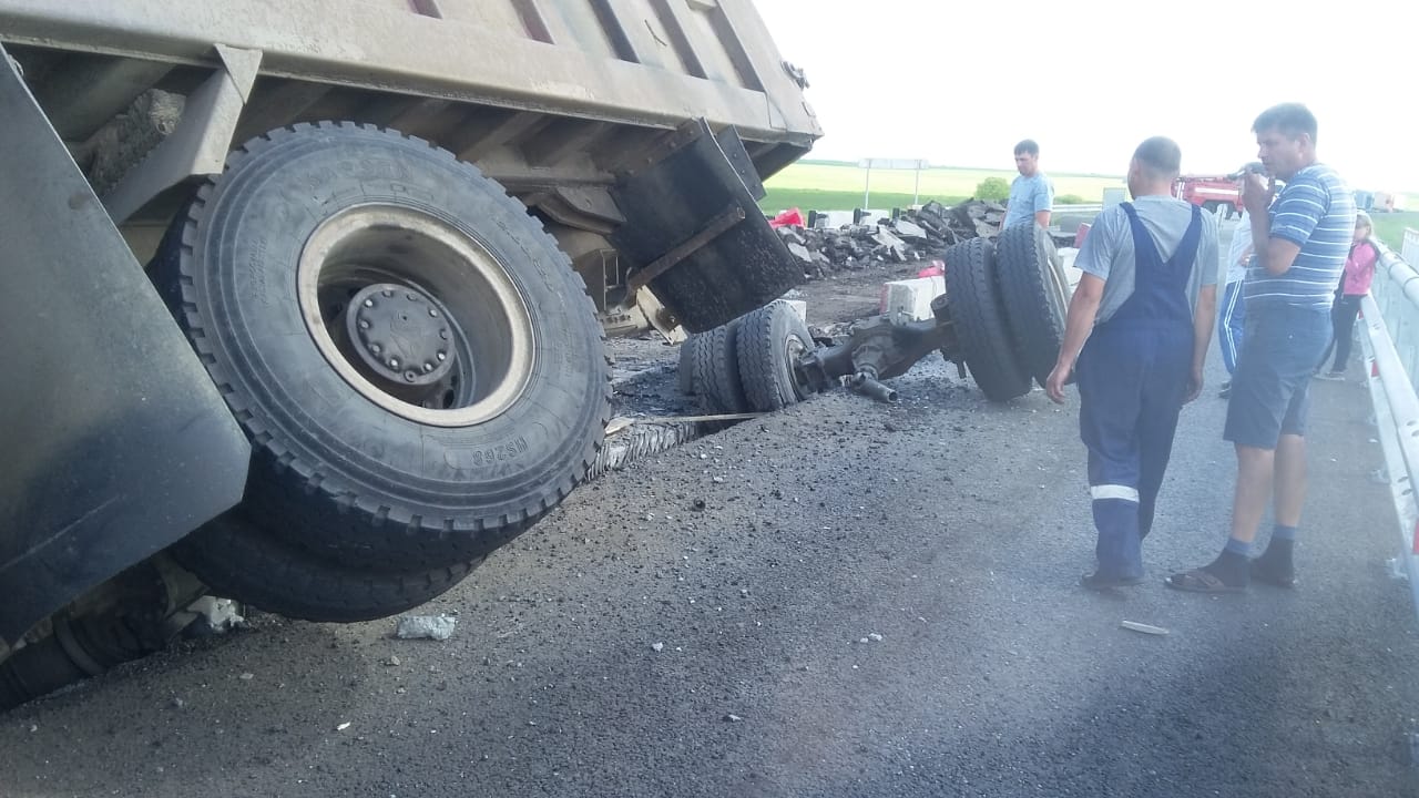 Большегруз устроил ДТП на мосту в Приамурье