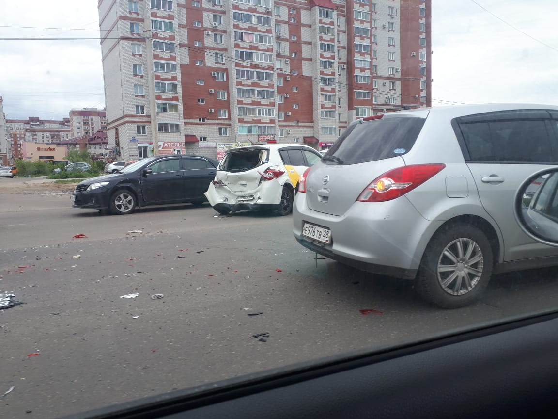 В микрорайоне Благовещенска Nissan Tiida протаранил автомобиль такси