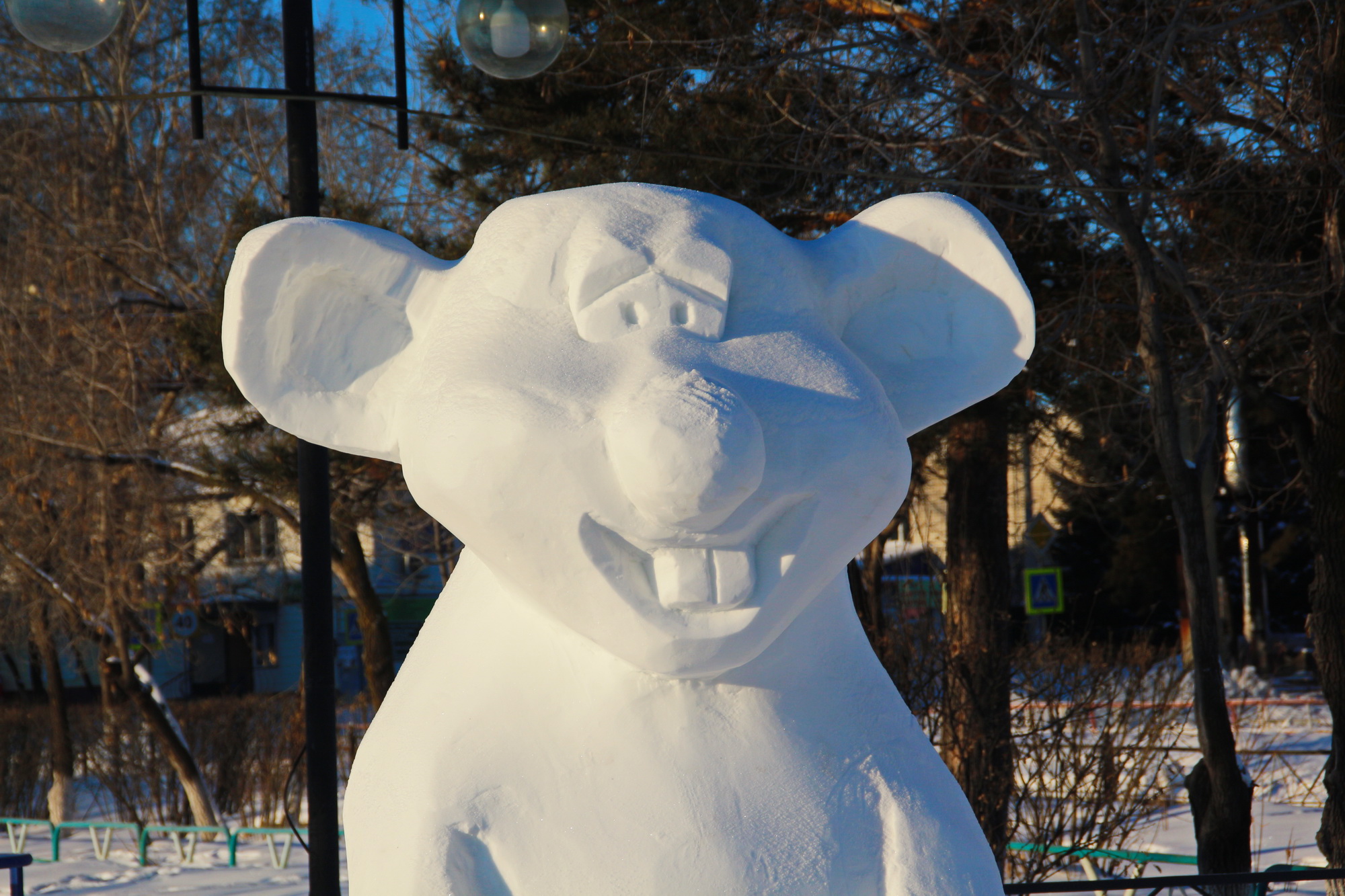 Снежные фигуры. Фигура оленя из снега. Олень Снежная фигура. Снежная скульптура олень. Снежные фигуры для площади.