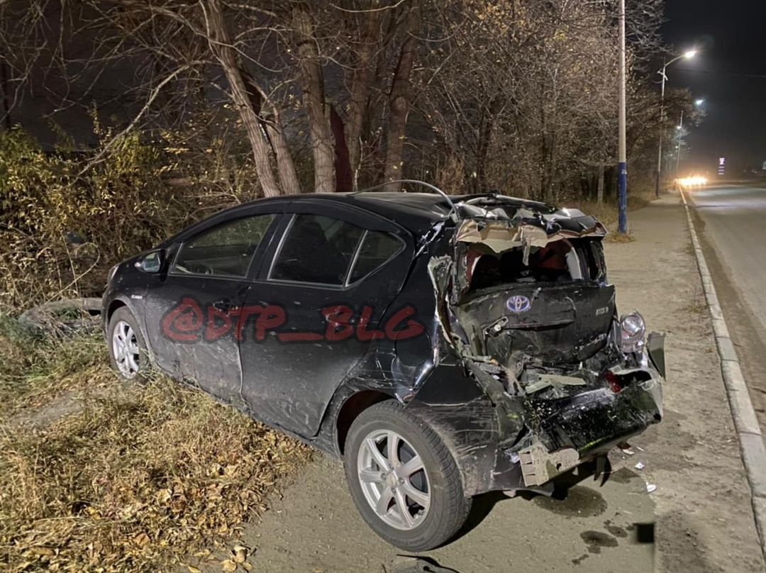 Пассажирский автобус помял легковушку в Благовещенске