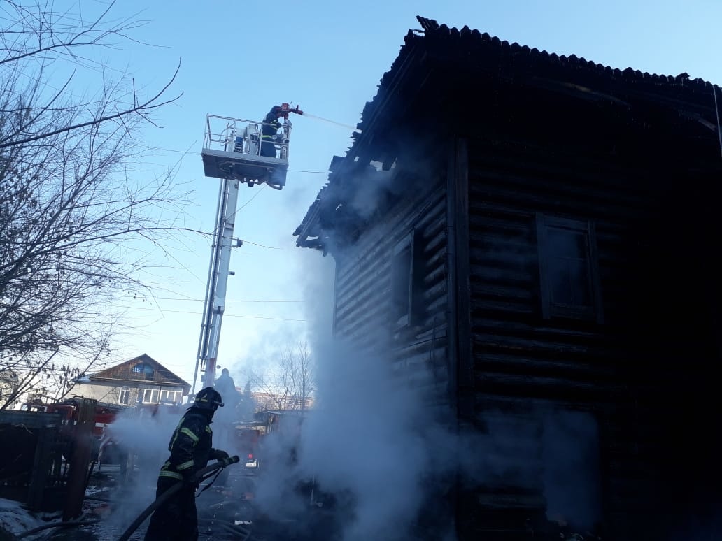 В Благовещенске сгорел деревянный дом