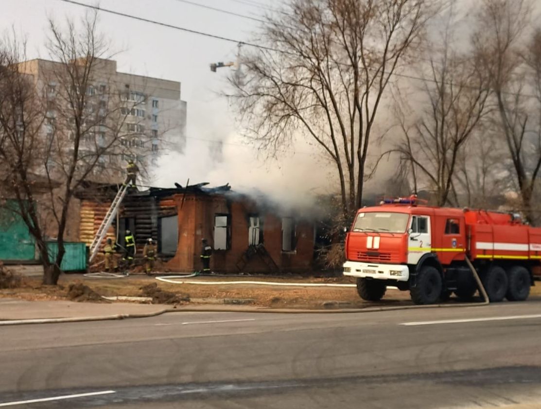 Рано утром в Благовещенске вспыхнул дом