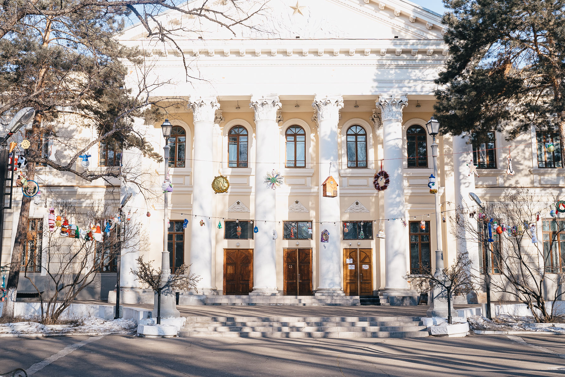 В центре Благовещенска горожан встречают Щелкунчик, неваляшка и  всевозможные быки