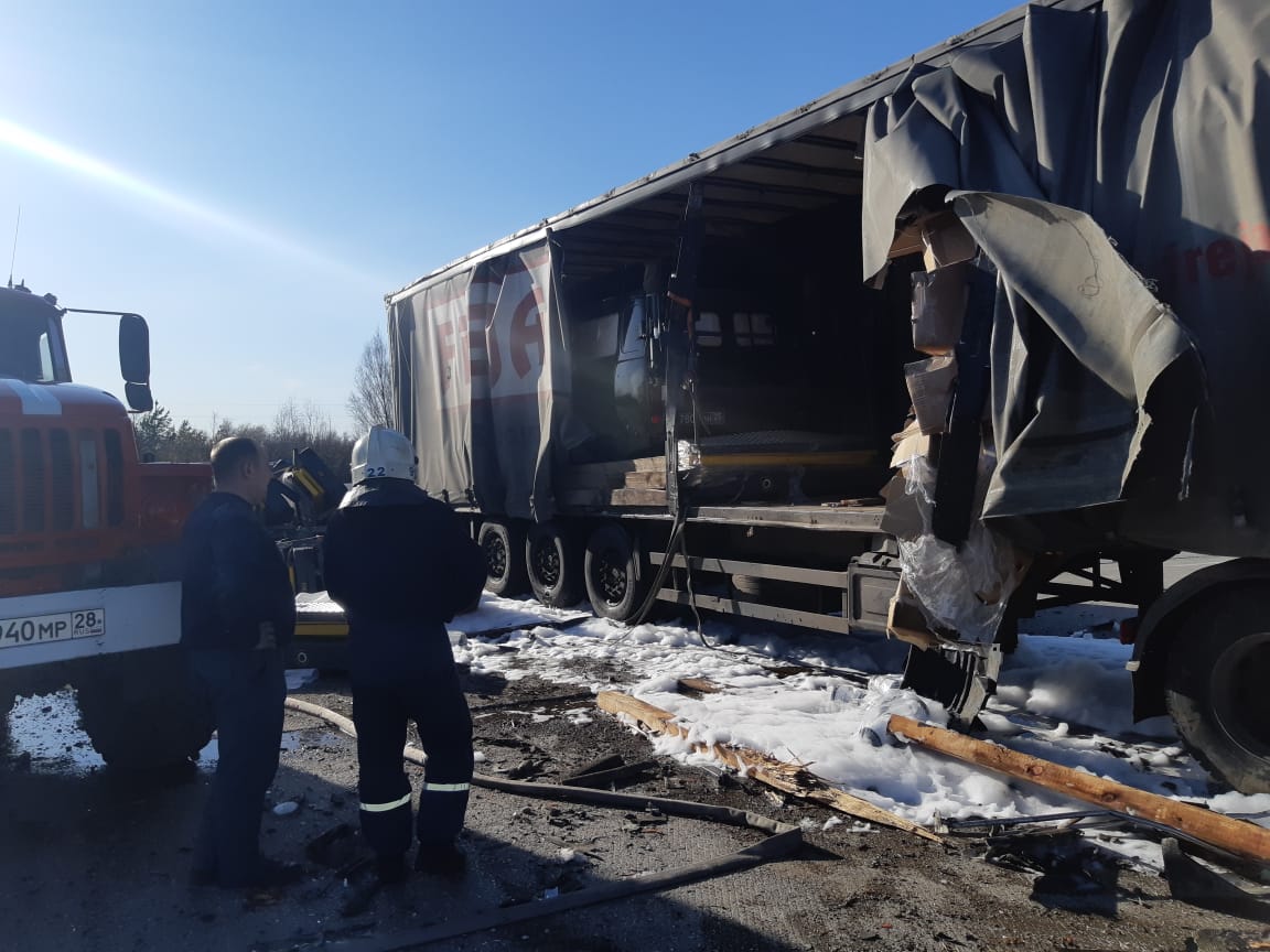 Грузовики жестко столкнулись на федеральной трассе в Амурской области