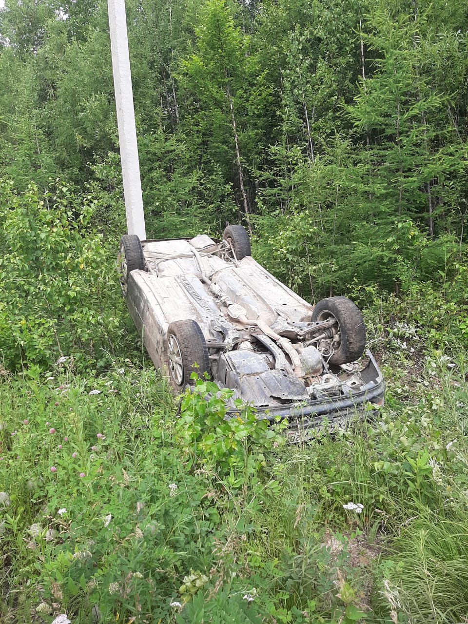 В Приамурье Honda CR-V врезалась в опору ЛЭП