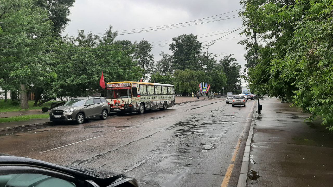 Команде благовещенского «Автобуса Победы» передали землю с места воинского  захоронения Иркутска