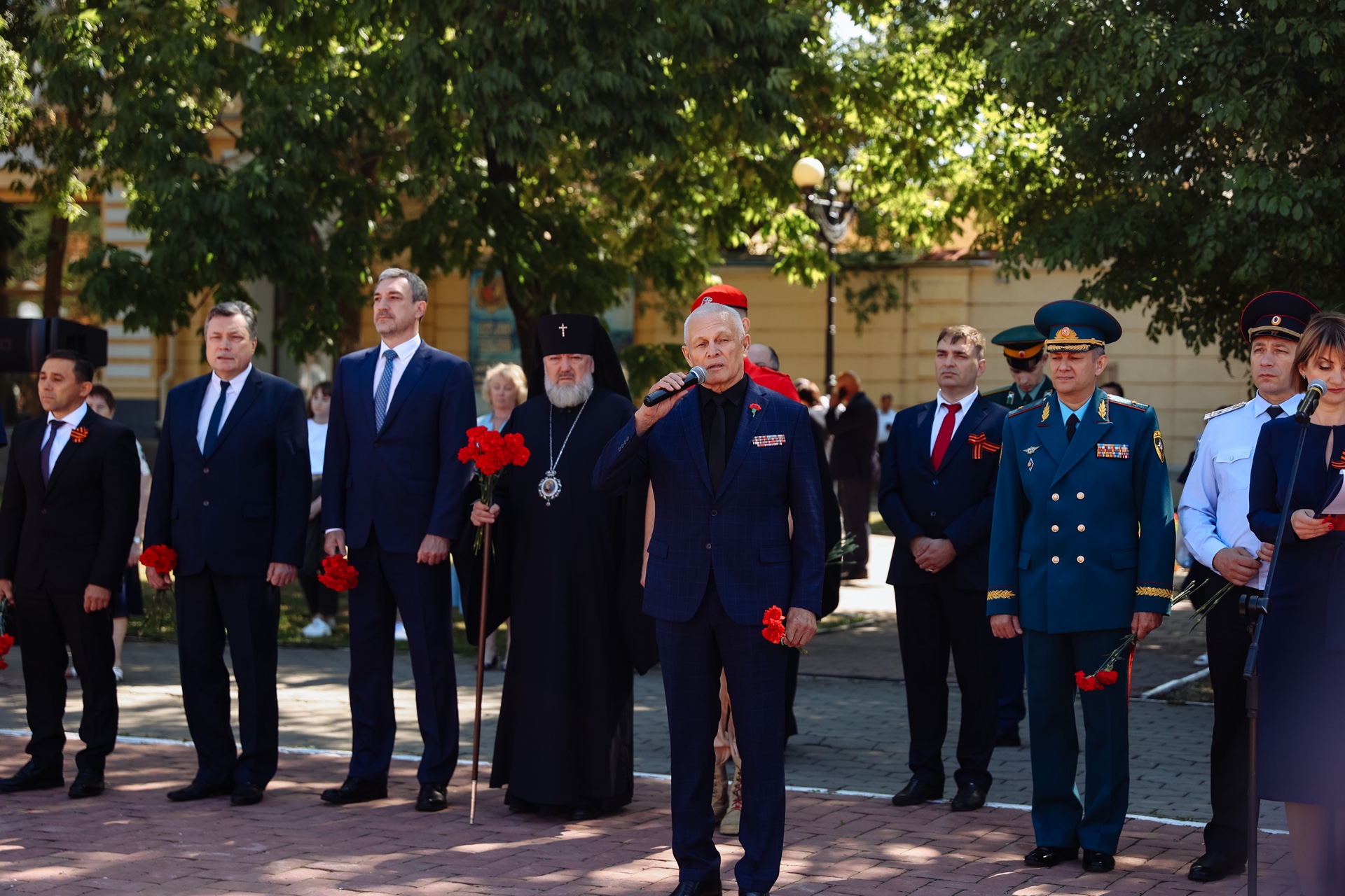 Возложение цветов к памятнику рисунки