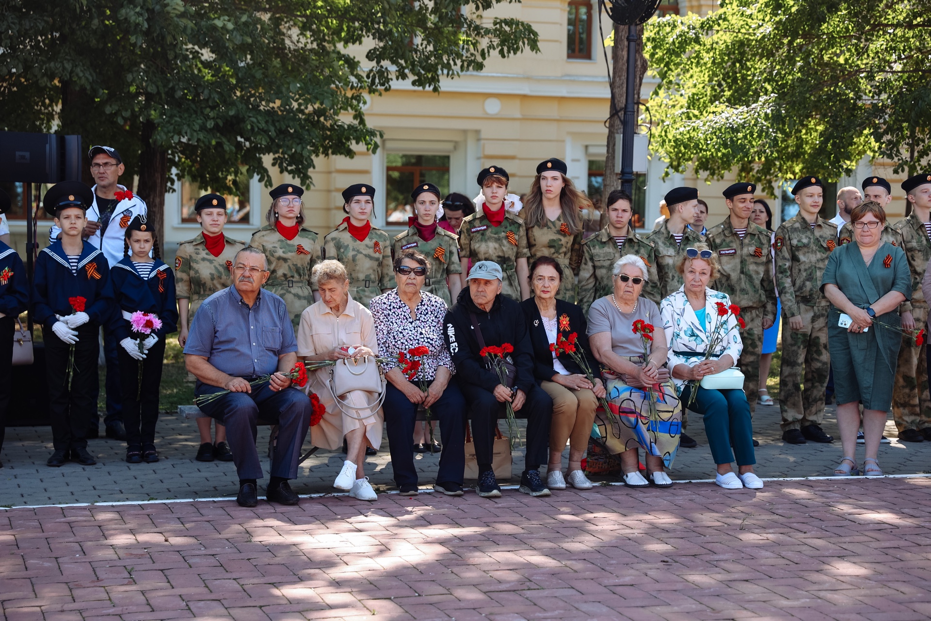 Возложение цветов к памятнику рисунки