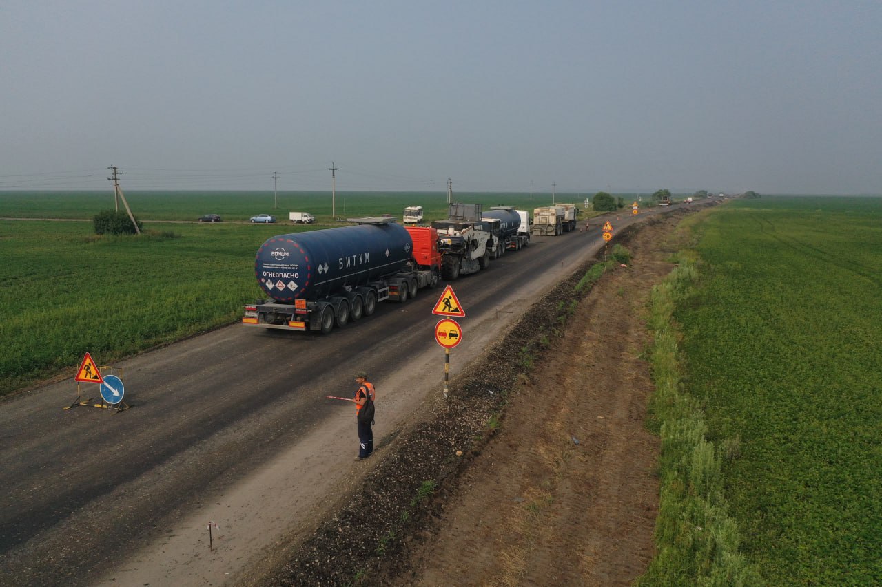 В Приамурье региональную дорогу ремонтируют в две смены